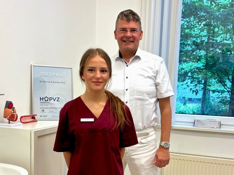 Die angehende PCM Hannah Krüger steht zusammen mit Dr. Matthias Berndt in einem Behandlungsraum.